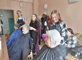 21.04.2023 года к Дню Победы была организована акция по бесплатному обслуживанию (услуги парикмахера) ветеранов жителей города Арамиль