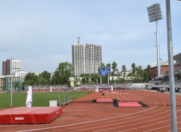 В Екатеринбурге 1 июня, в День защиты детей, прошла торжественная церемония открытия легкоатлетического стадиона спортивно-оздоровительного комплекса «Калининец», который отреконструировали к 300-летию города