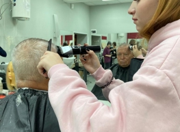 28 и 29 сентября  в рамках празднования "Дня пожилого человека" в мастерской нашего техникума проходило мероприятие по бесплатному оказанию парикмахерских услуг пенсионерам
