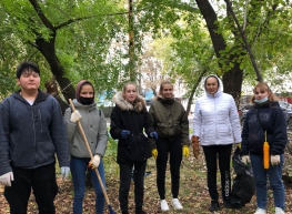 17 сентября 2021 года студенты Техникума (группа 301) организовали и провели субботник по осенней уборке придомовой территории около домов 76-78 по ул. Вилонова в Кировском районе г. Екатеринбурга.