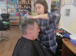В рамках недели добрых дел студенты парикмахеры (группа 303) филиала Техникума (г. Арамиль) провели бесплатное обслуживание пенсионеров